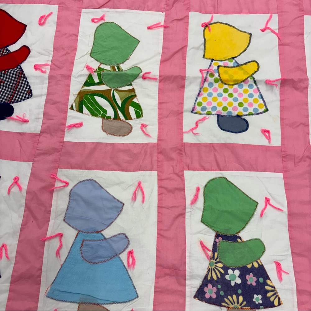 Vintage 70s Cottagecore Sunbonnet Sue Quilt Pink Hand Tied Baby Blanket - Picture 2 of 7